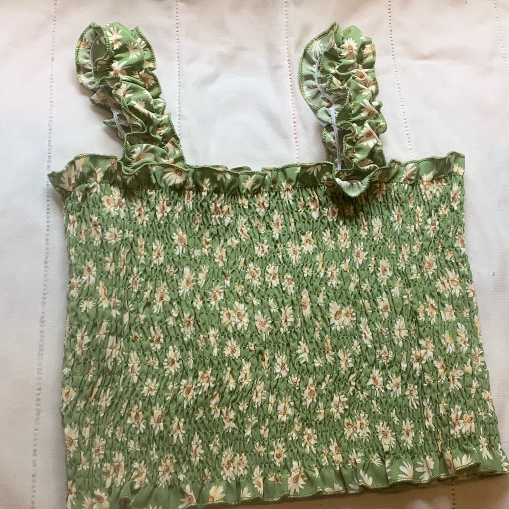 💚ROMWE Green crop tank with ruffles 💚